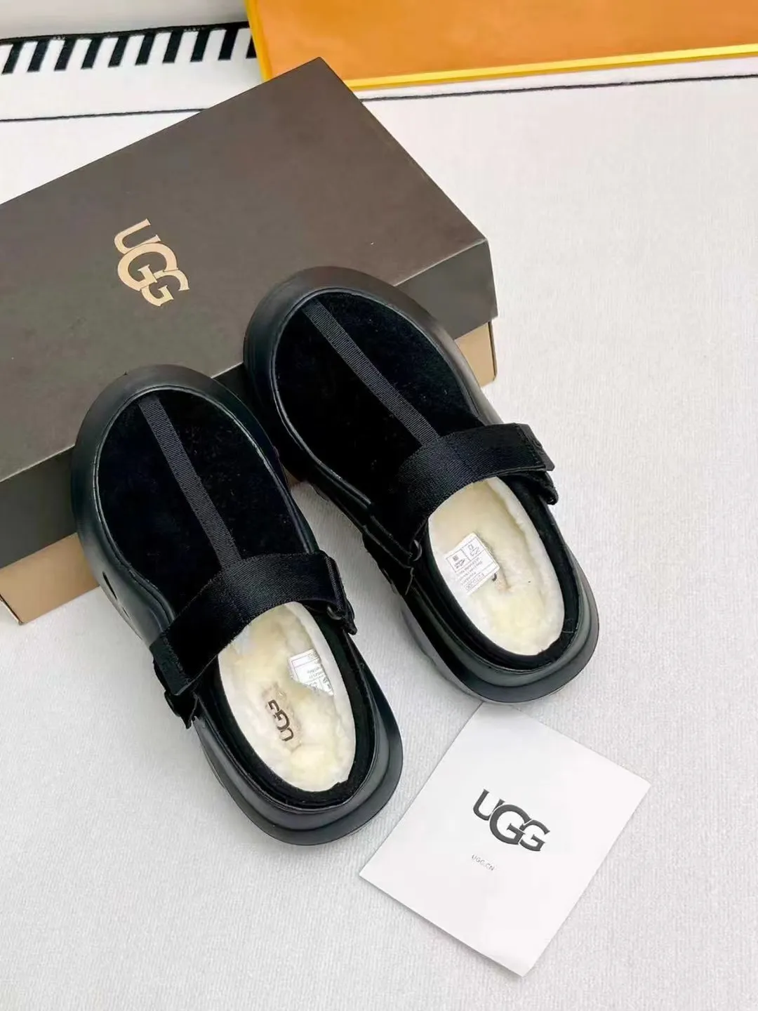 Factory price 560💰 (same style for men and women) 🌸UGG 2025 new small potato, half drag and one kick to unlock the relaxed feeling, lightweight and thin sole, always light and fashionable, casually walking out of a new style, it feels very UGG, classic suede with soft wool lining insole, rubber foam outsole, hot stamped logo ✅Color: bright green, bright yellow, maroon, black ✅Number of codes: 35 to 45 (synchronized with the official website)